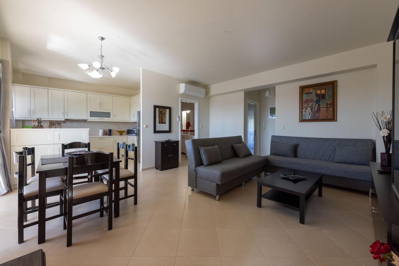Grand Suites With Private Pools 卡拉马塔 外观 照片