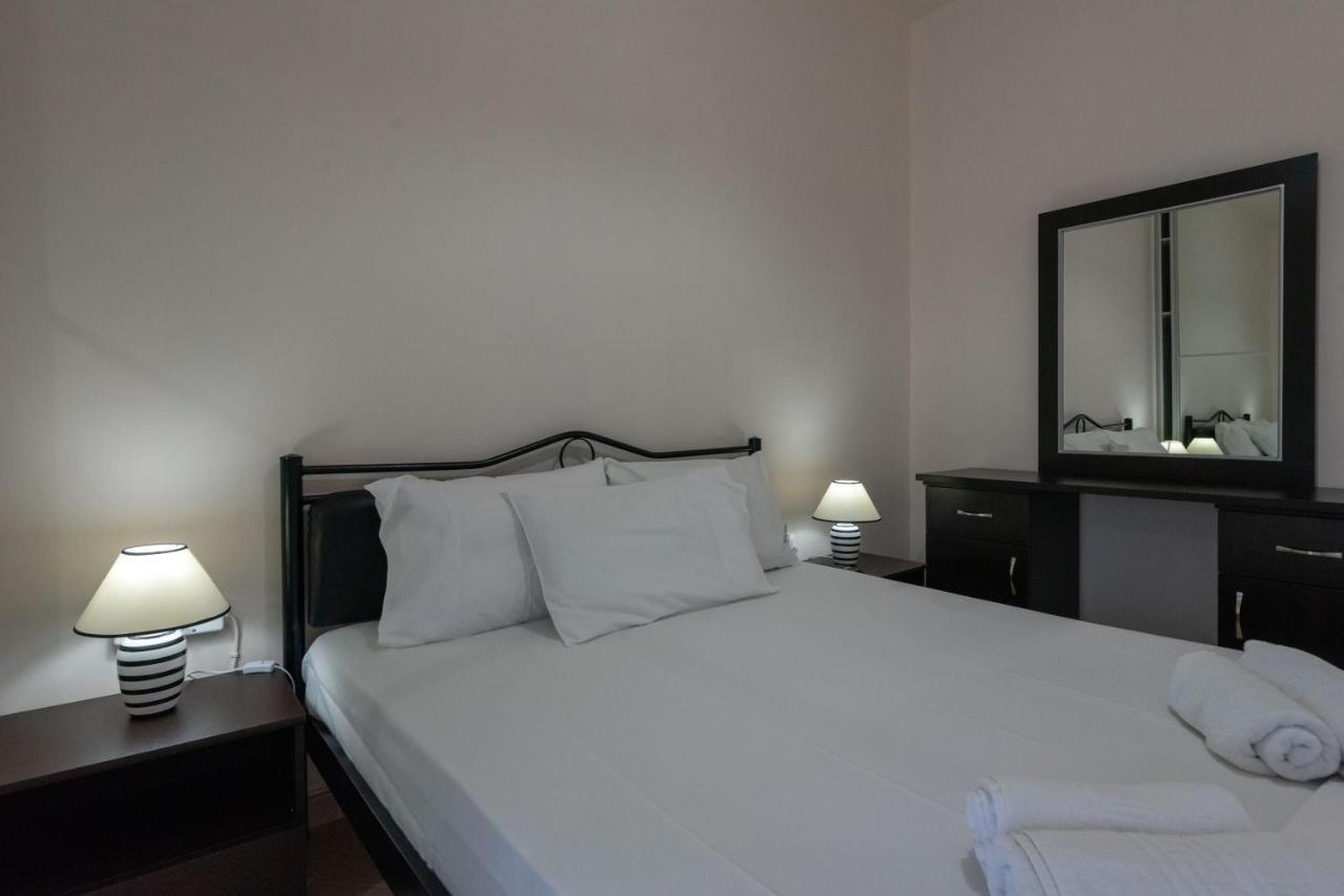 Grand Suites With Private Pools 卡拉马塔 外观 照片
